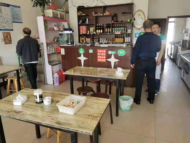 栖霞市庙后镇开展餐饮饭店食品安全专项检查J9九游会 九游会J9(图1)