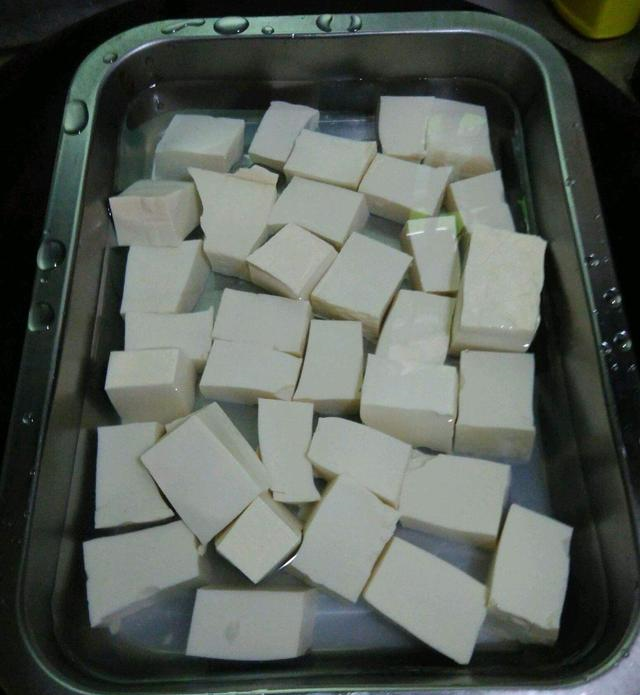 J9九游会 九游会J9川菜大厨透露：做麻婆豆腐时牢记这3步麻辣鲜香开胃又下饭(图2)