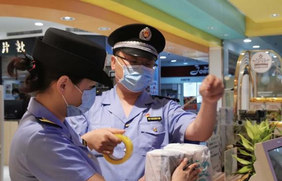 女子店内吃面挑出80J9九游会 九游会J9多只蚂蚁无赔偿？食品卫生安全问题又引热议(图6)