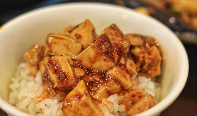 做麻婆豆腐为什么容易烂？川菜大厨教你一招麻辣入味还不易J9九游会 九游会J9碎(图1)