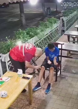 J9九游会 九游会J9平凡之善｜“白衣大哥”又来了！上回扶老人这回扶少年(图1)