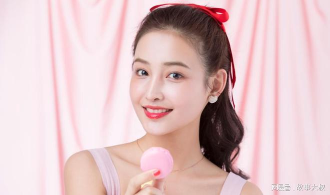 穷画家爱上富千金亲密接触后更是难以忘怀他会得到她吗？J9九游会 九游会J9(图1)