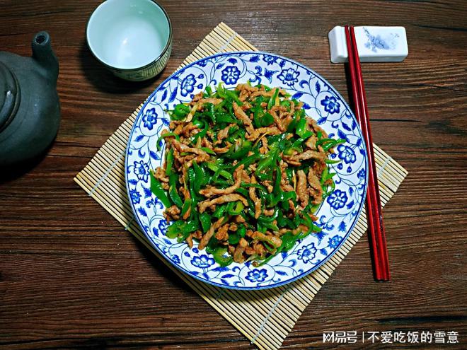 《川菜的经典之作——青椒肉丝的烹饪艺术J9九游会 九游会J9(图3)