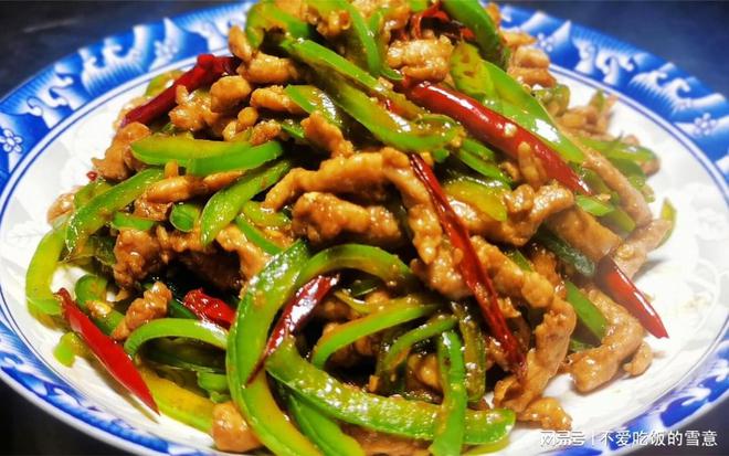 《川菜的经典之作——青椒肉丝的烹饪艺术J9九游会 九游会J9(图4)