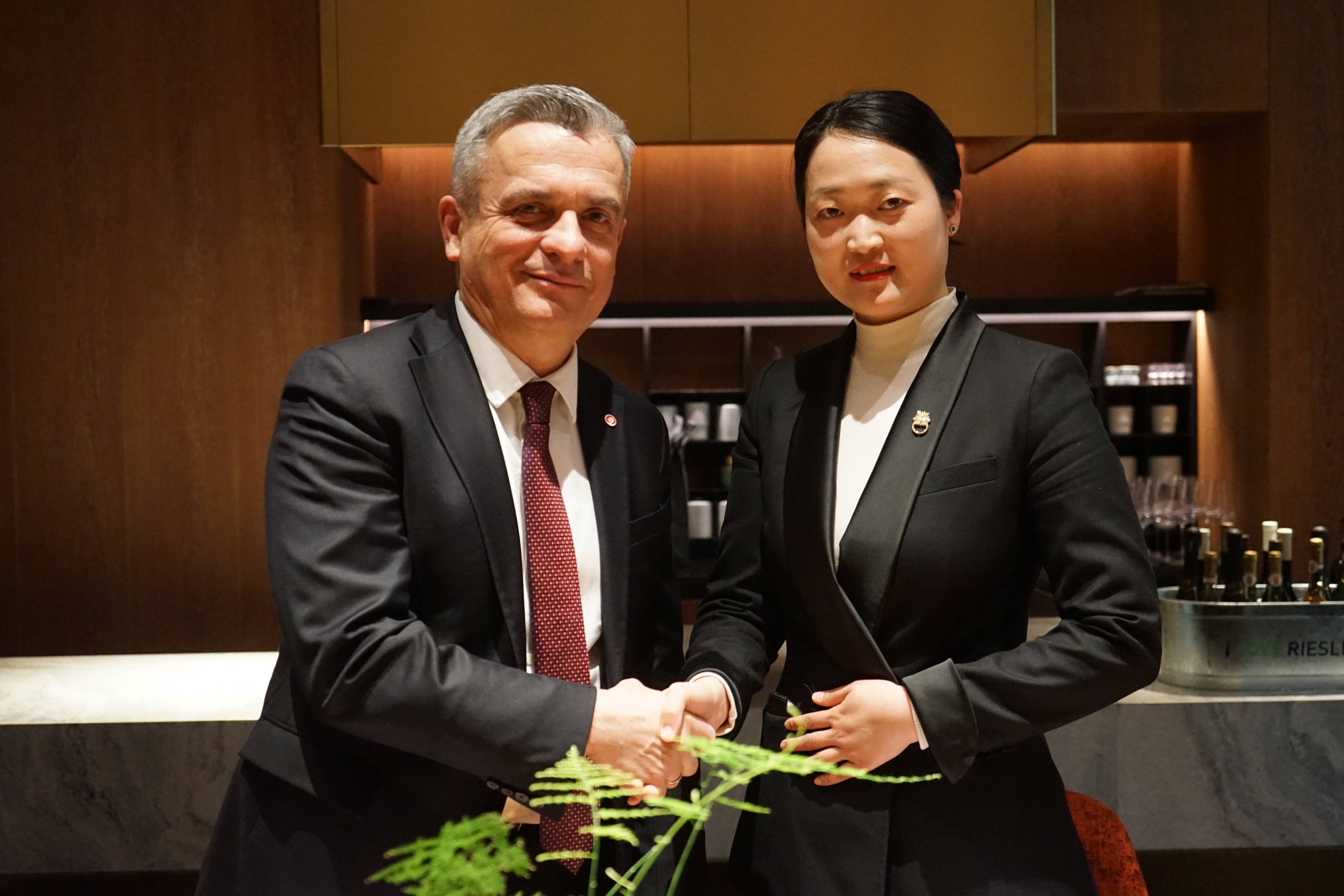九游会J9 J9九游会原来匈牙利美酒和川菜最配！匈牙利官方与成都柴门荟签约加强交流合作(图3)