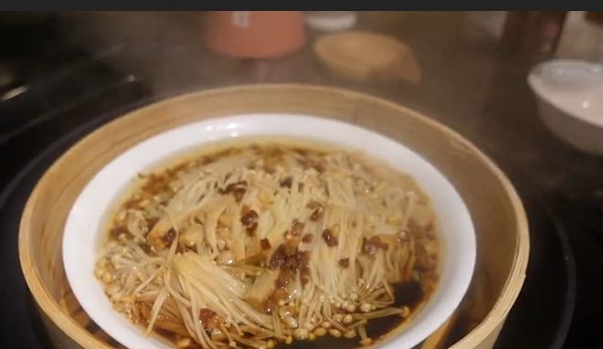 中国美食魅力有多大美国老丈人赖女婿家不走只为蹭女儿月子餐J9九游会 九游会J9(图2)