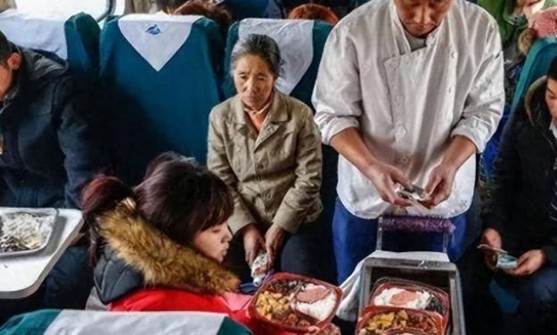 J9九游会 九游会J9一趟火车上千名乘客为何十几份盒饭也卖不完？是因为太贵吗？(图1)