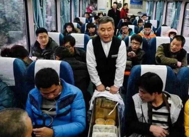 J9九游会 九游会J9一趟火车上千名乘客为何十几份盒饭也卖不完？是因为太贵吗？(图4)