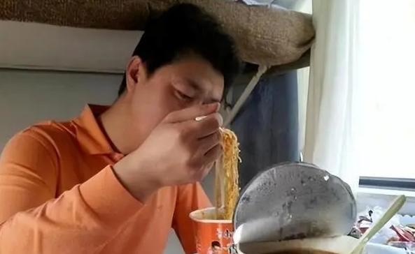 J9九游会 九游会J9一趟火车上千名乘客为何十几份盒饭也卖不完？是因为太贵吗？(图5)