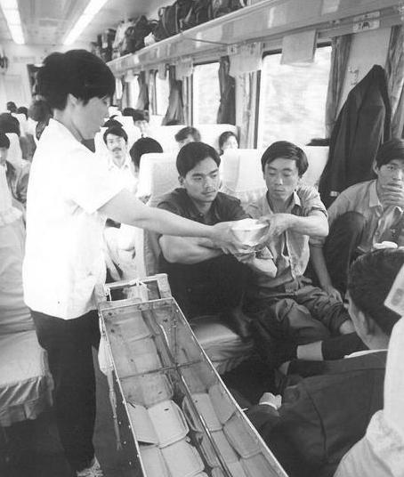 J9九游会 九游会J9一趟火车上千名乘客为何十几份盒饭也卖不完？是因为太贵吗？(图9)