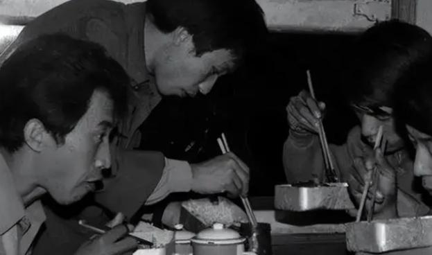 J9九游会 九游会J9一趟火车上千名乘客为何十几份盒饭也卖不完？是因为太贵吗？(图10)