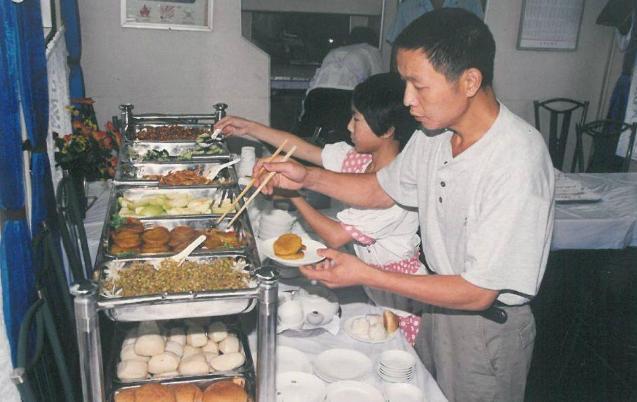 J9九游会 九游会J9一趟火车上千名乘客为何十几份盒饭也卖不完？是因为太贵吗？(图11)