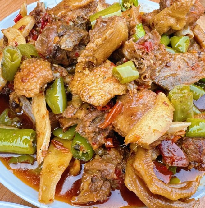 女孩瞒着父母来四川男友家吃饭晒桌子上饭菜网友看J9九游会 九游会J9完却劝分手(图3)