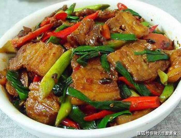 J9九游会 九游会J9色泽红亮肥而不腻下饭菜首选经典川菜回锅肉的家常做法分享(图1)